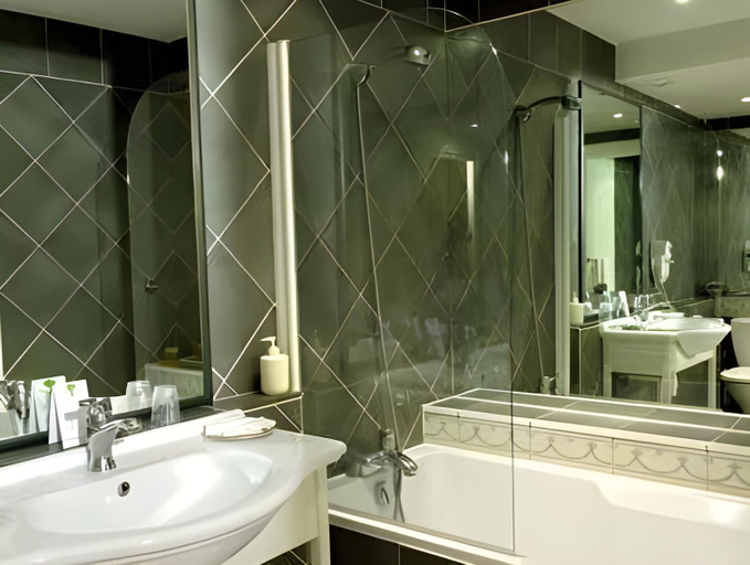 Bathroom 3, Chateau De Meyre, Gironde