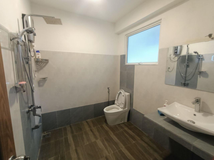 Bathroom 2, Beauty and the beast , Haputale