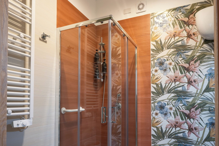 Bathroom 5, Benvenuti al centro, Caserta
