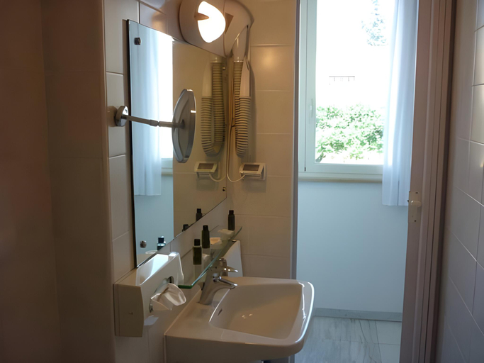 Bathroom 4, Albergo dei Pini, Barletta-Andria-Trani
