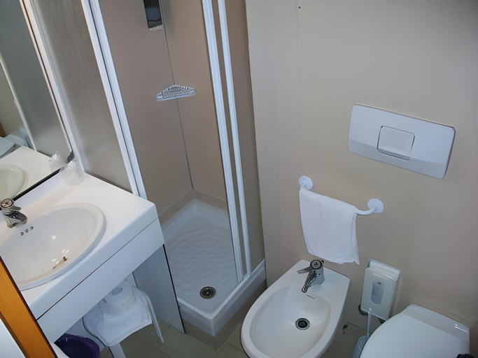 Bathroom 3, Hotel Mary, La Spezia