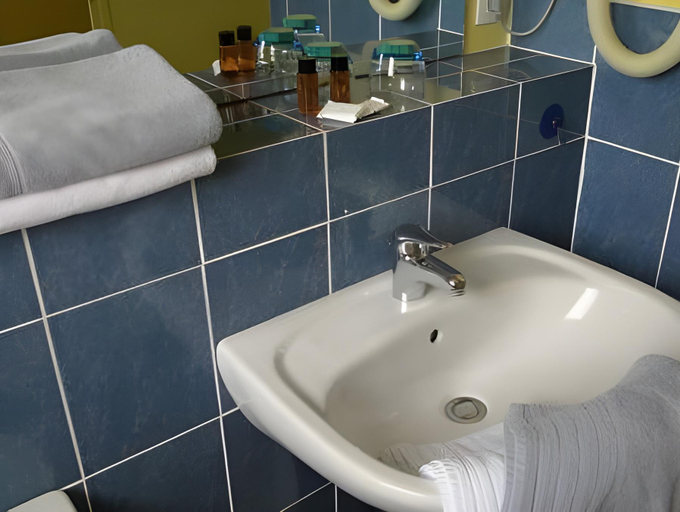Bathroom 3, Hotel Aux Tamaris, Morbihan