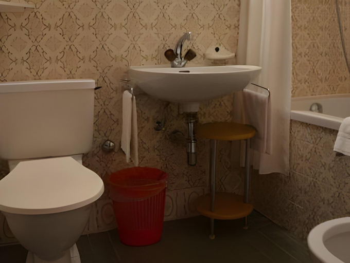 Bathroom 3, Hotel Mirabeau, Entremont