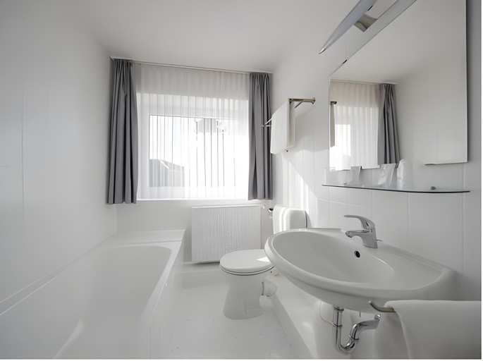 Bathroom 3, Hotel Kuhl, Neumünster