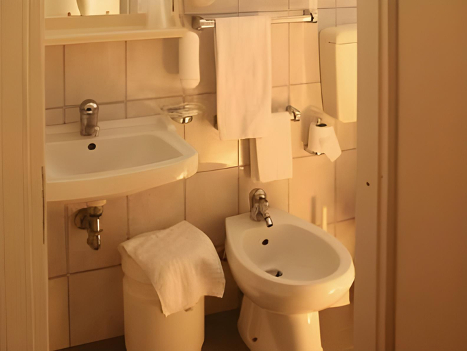 Bathroom 5, Hotel Santiago, Ravenna