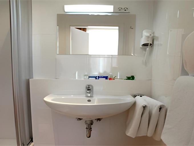 Bathroom 5, City Hotel West, Frankfurt am Main