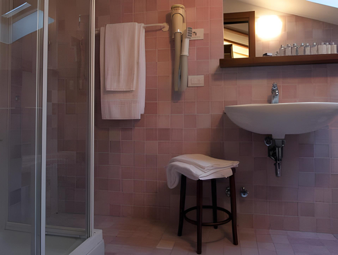 Bathroom 3, Albergo Caffe Centrale, Trento