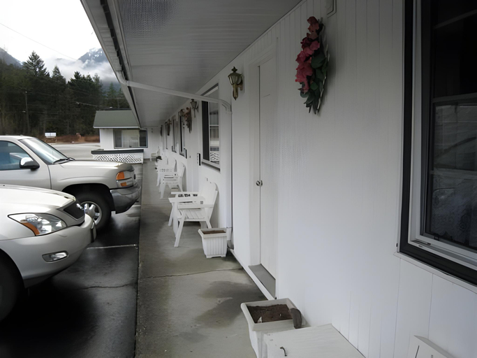 Others 4, Alpine Motel, Fraser Valley