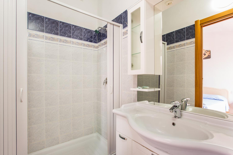 Bathroom 5, Albergo Labotte, Foggia