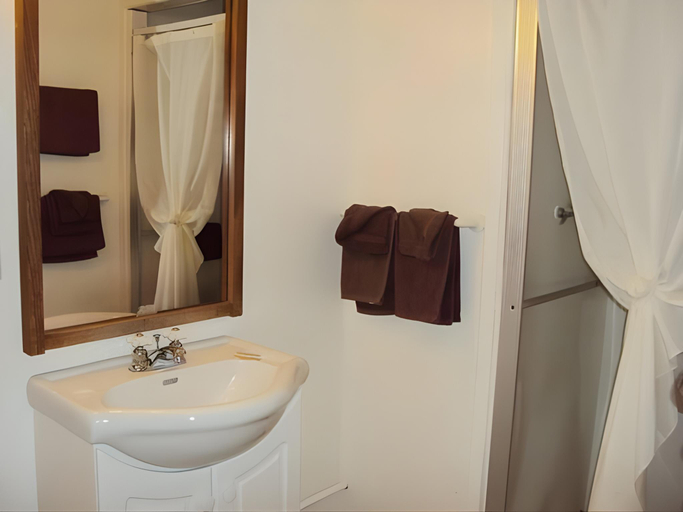Bathroom 4, 100 Mile Motel & RV Park, Cariboo