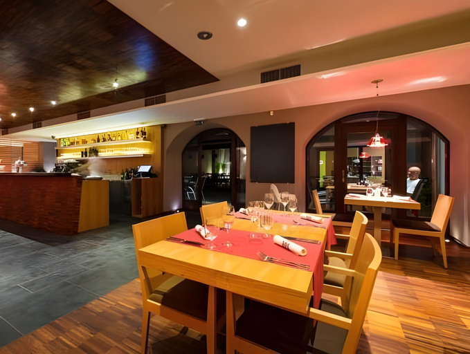 Food & Drinks 4, HOTEL RESTAURANT DARWIN, Praha 16