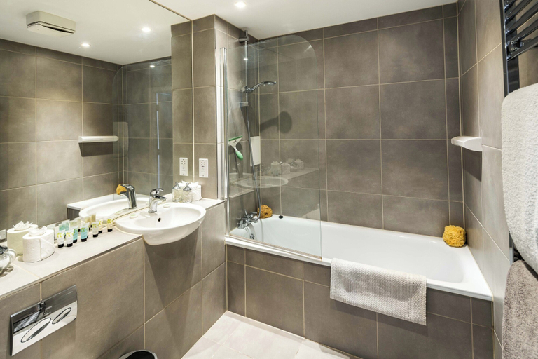 Bathroom, Shiny and Comfy stay with Underground links nearby!, London