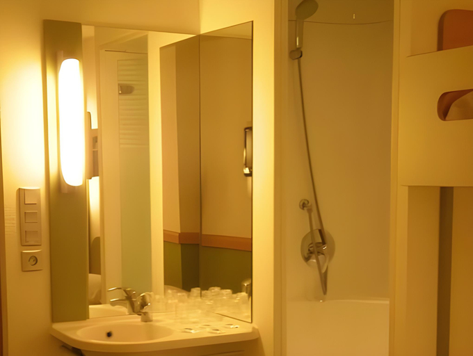 Bathroom 3, Ibis Budget Roye, Somme