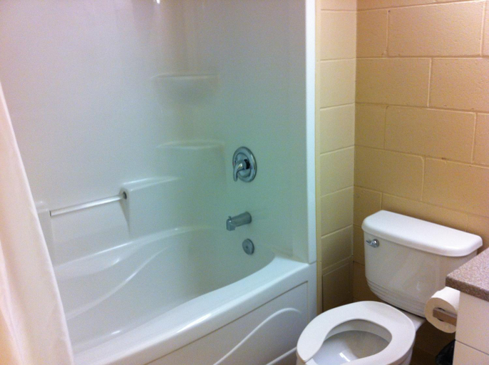 Bathroom 2, Residence & Conference Centre - Sudbury North, Greater Sudbury