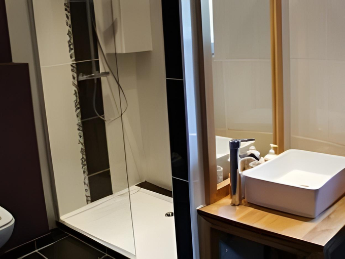 Bathroom 4, Le Domaine de Rochebelle, Gard