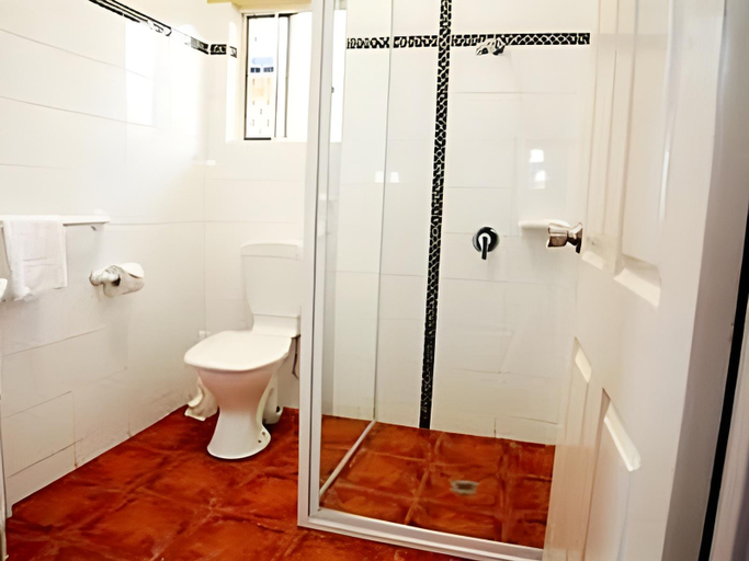 Bathroom 4, Atherton Holiday Park, Atherton