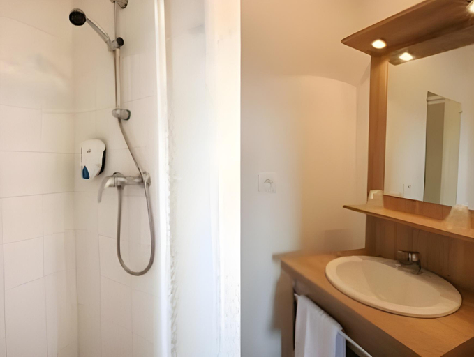 Bathroom 4, Enzo Hotels Loudeac, Côtes-d'Armor