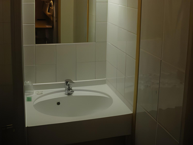 Bathroom 3, Cit'hôtel Le Montréal, Marne