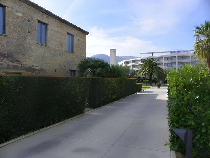 Exterior & Views