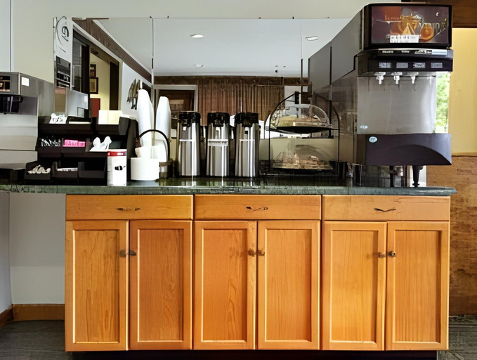 Food & Drinks 5, Super 8 by Wyndham Greensboro/Coliseum/Conv., Guilford