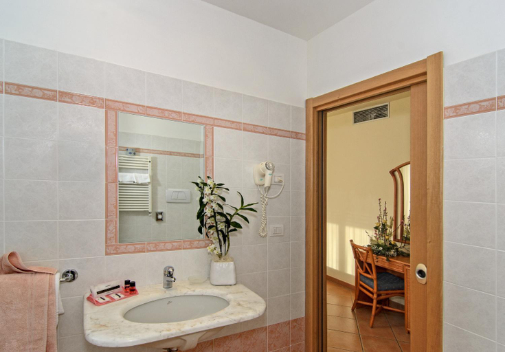 Bathroom 3, Hotel Katy, Lucca