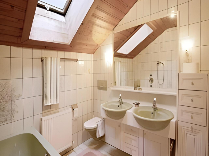 Bathroom 3, Landhotel Denggerhof, Schwaz