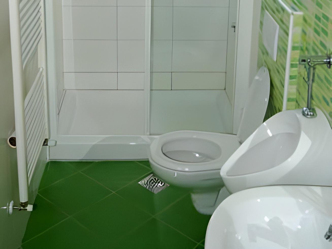 Bathroom 2, Simbol Hostel & Rooms with Free Private Parking, Ljubljana