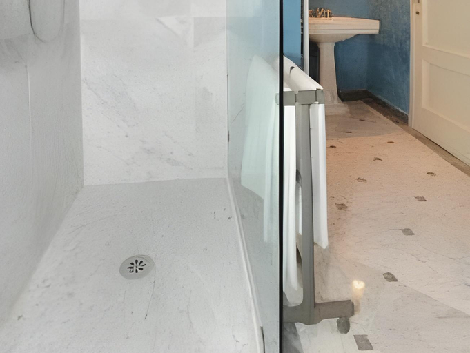 Bathroom 2, Palazzo Rocchi, Lucca