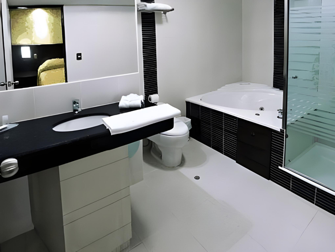 Bathroom 5, Hotel Britania Miraflores, Lima