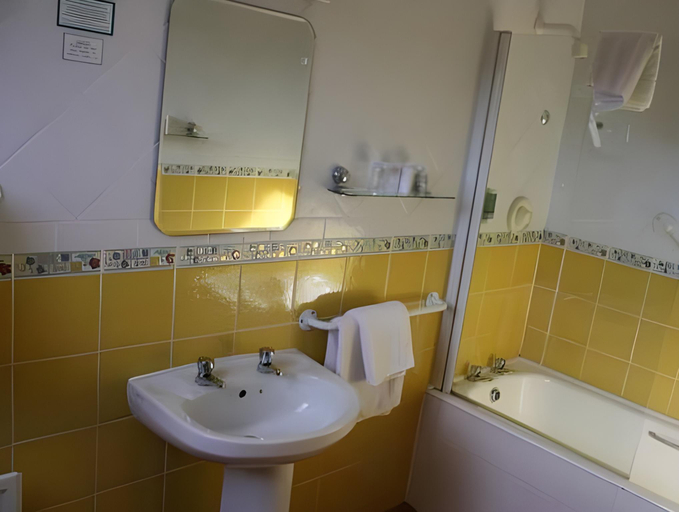 Bathroom 4, Barr na Sraide Inn