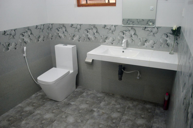 Bathroom 4, Golden Town Hotel, Tangalle