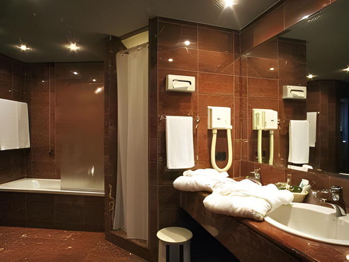 Bathroom 4, B&B HOTEL Trapani Crystal, Trapani