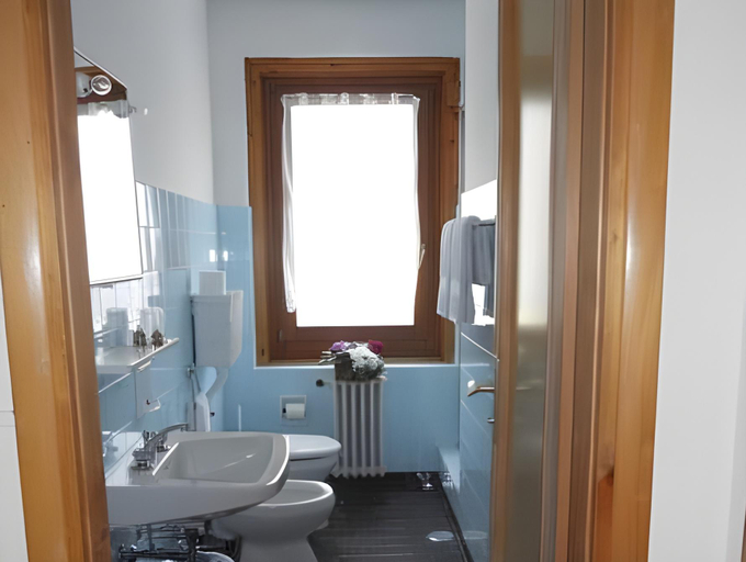 Bathroom 4, Hotel Bernina, Sondrio