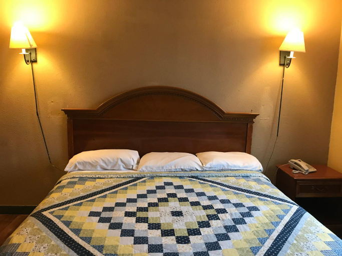 Bedroom 5, Economy Inn, Allen