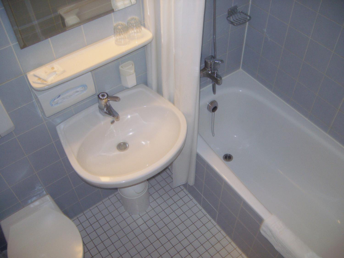 Bathroom 2, Hotel am Bahnhof, Stendal