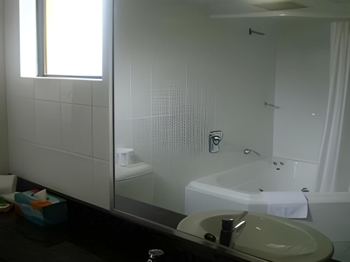 Bathroom 5, St. Marys Park View Motel, Penrith - East