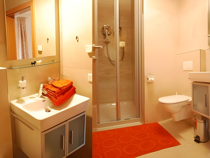 Bathroom 2, Gastehaus Steger, Zell am See