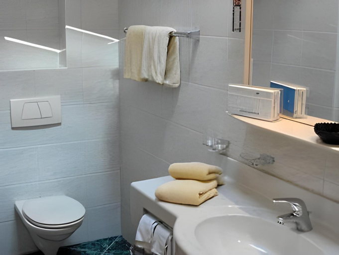 Bathroom 2, Hotel Hindenburglinde, Berchtesgadener Land