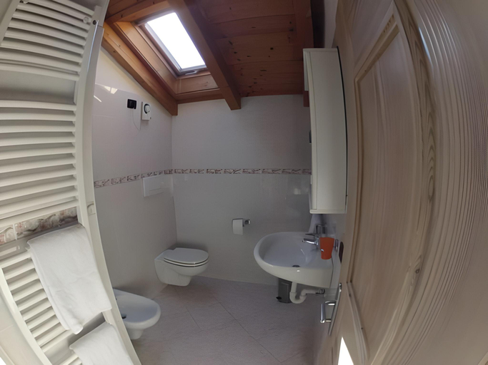 Bathroom 2, Al Chestelet, Sondrio