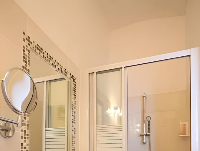 Bathroom 4, Hotel de la Plage Santa Vittoria, Haute-Corse
