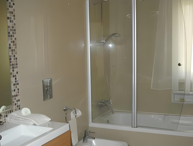 Bathroom 5, Lakeside Country Club, Loulé