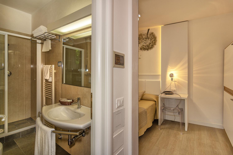 Bathroom 4, Hotel Hermitage, Massa Carrara