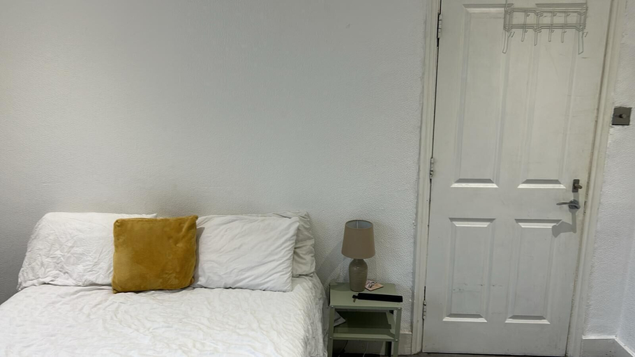 Others 3, Lovely Apartment Balham F4, London