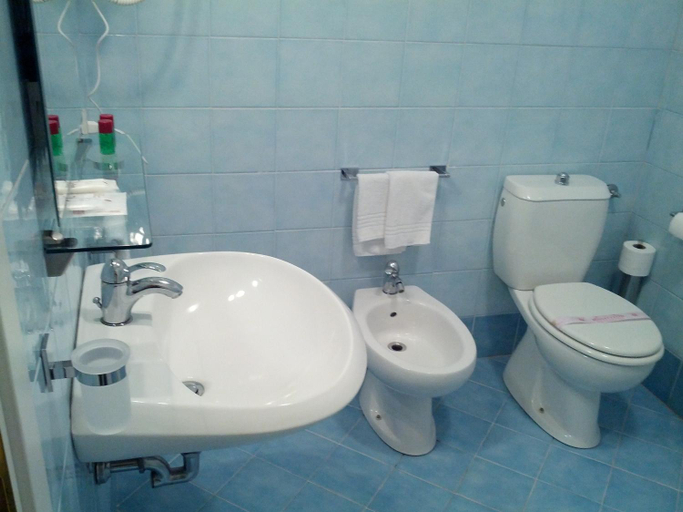 Bathroom 4, Hotel Cremona Viale, Cremona