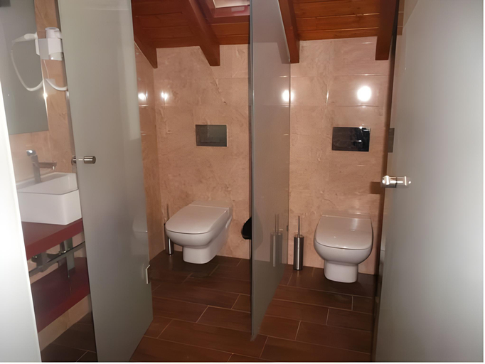 Bathroom 3, Na Crista da Onda, Nazaré