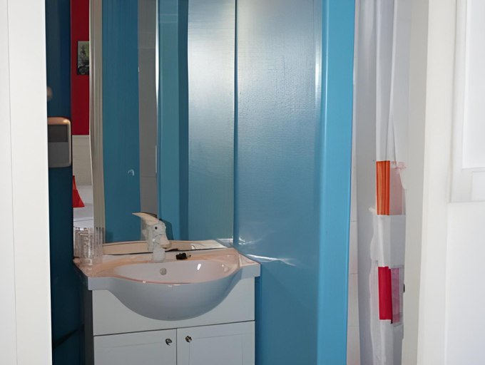 Bathroom 2, Hotel d Orléans, Charente