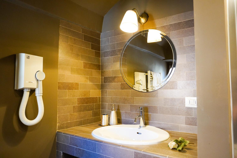 Bathroom 10