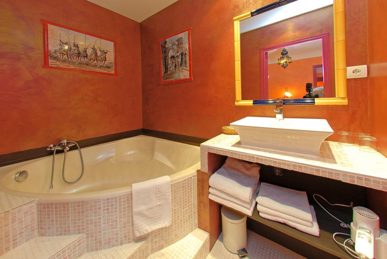 Bathroom 3, Hotel Le Rocher Blanc, Lozère