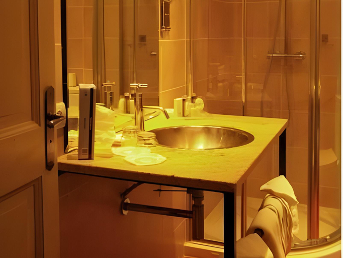 Bathroom 3, Hostellerie et la parenthese uzes, Gard