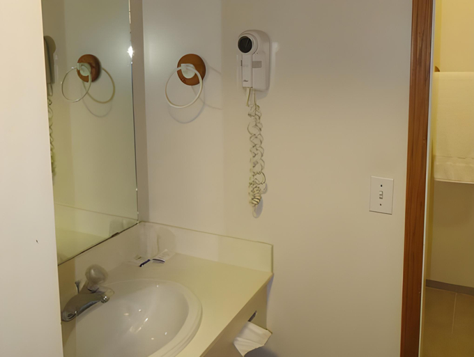 Bathroom 2, Bow River Inn, Division No. 6
